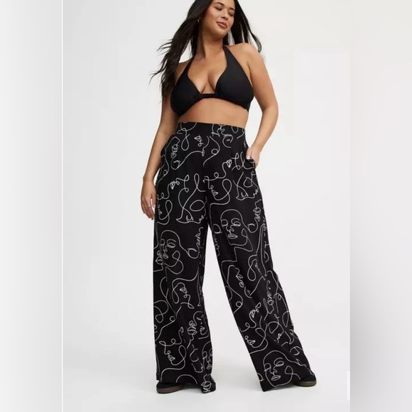 Torrid Black Wide Leg Pants with Leaf Print - Picture 1 of 6